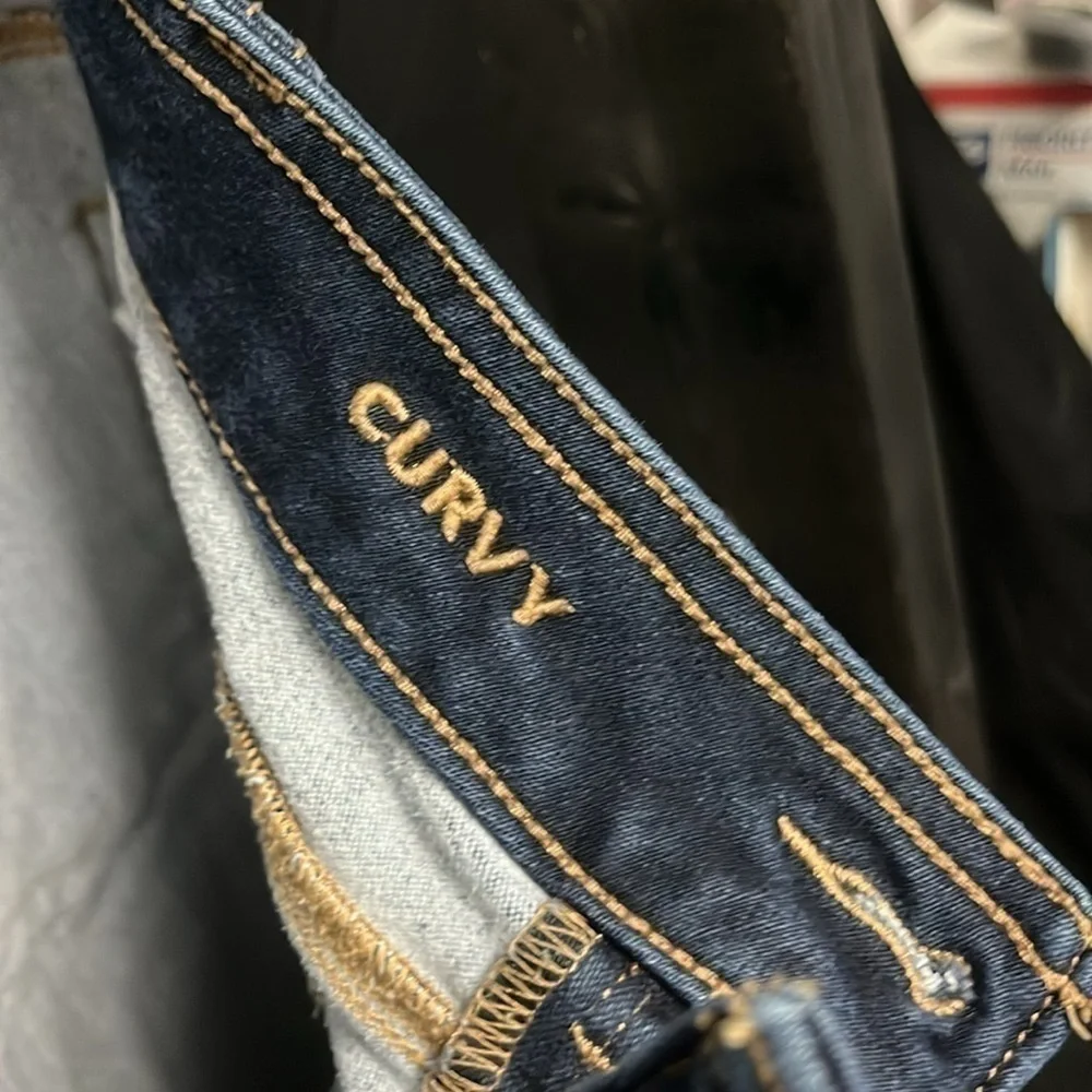 Vanity- curvy cuffed Capri jeans - Picture 8 of 11